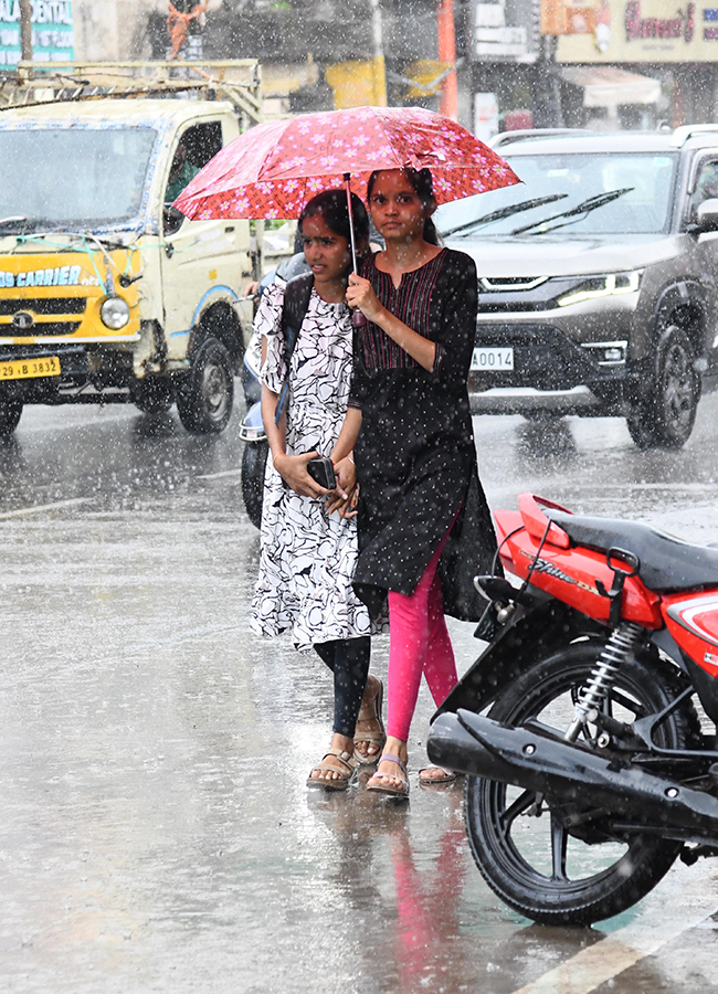 Heavy_20Rain_20Lashes_20Hyderabad_20Photos__20_2817_29.jpg 17