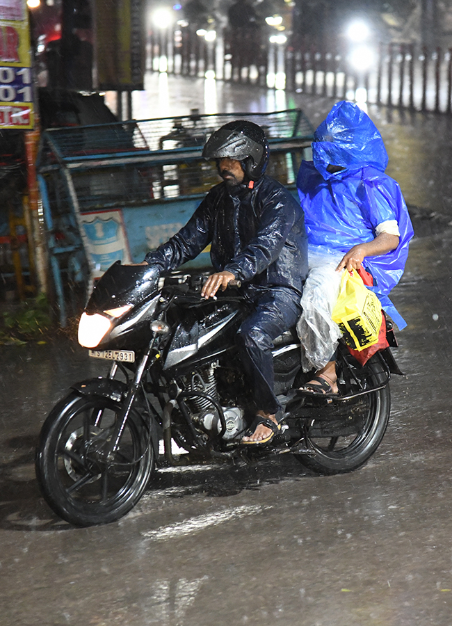 Heavy_20Rain_20Lashes_20Hyderabad_20Photos__20_2818_29.jpg 18
