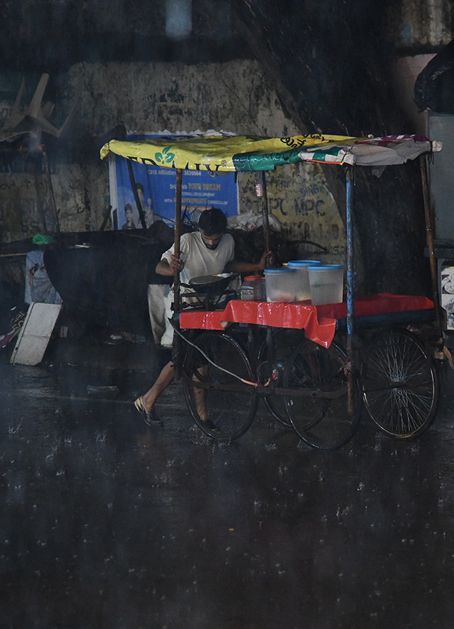 Heavy_20Rain_20Lashes_20Hyderabad_20Photos__20_2819_29.jpg 19