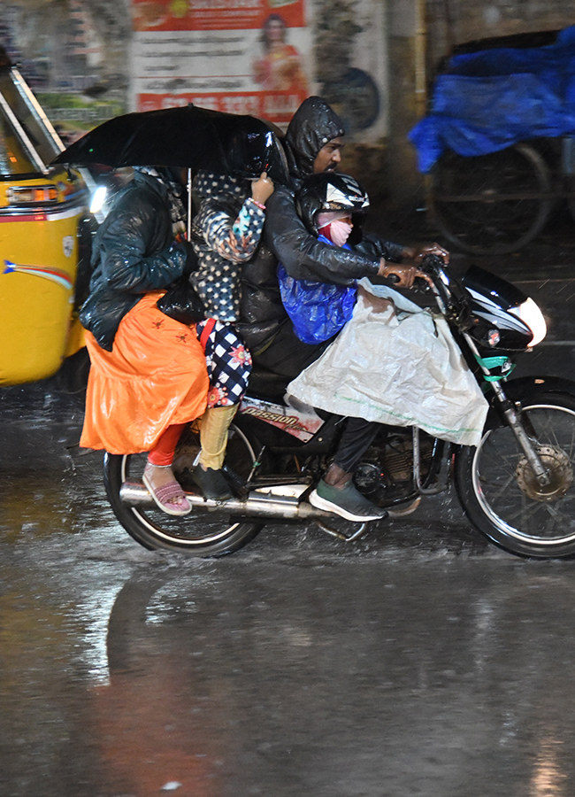 Heavy_20Rain_20Lashes_20Hyderabad_20Photos__20_2821_29.jpg 21