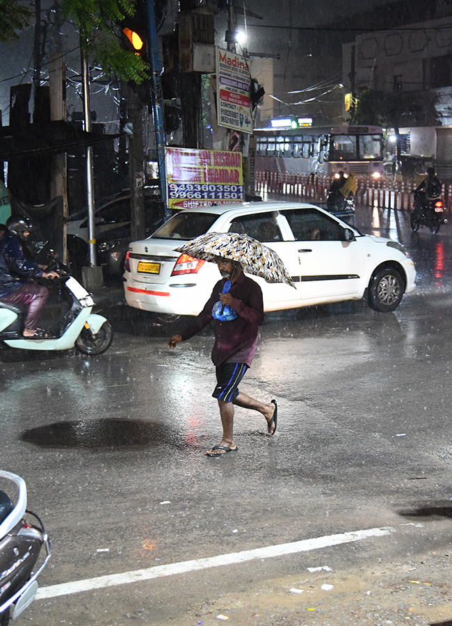Heavy_20Rain_20Lashes_20Hyderabad_20Photos__20_2822_29.jpg 22