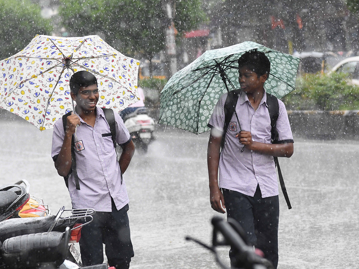 Heavy_20Rain_20Lashes_20Hyderabad_20Photos__20_2824_29.jpg 24