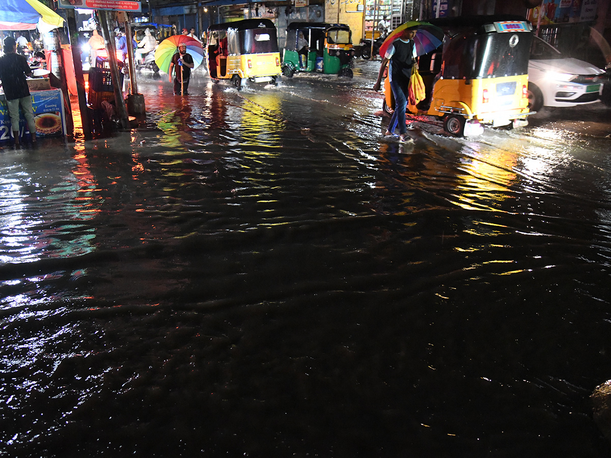 Heavy_20Rain_20Lashes_20Hyderabad_20Photos__20_2825_29.jpg 25
