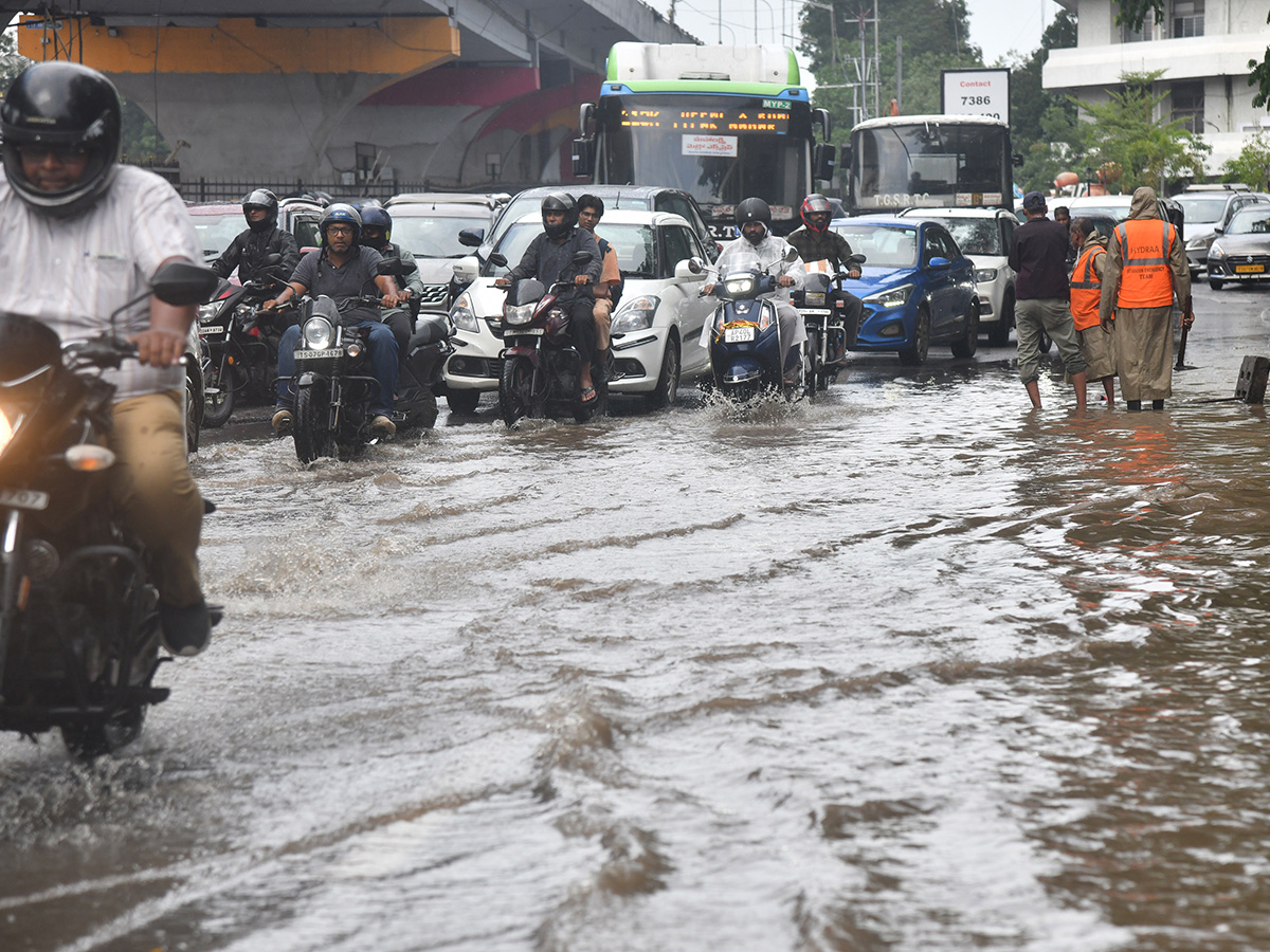 Heavy_20Rain_20Lashes_20Hyderabad_20Photos__20_284_29.jpg 4