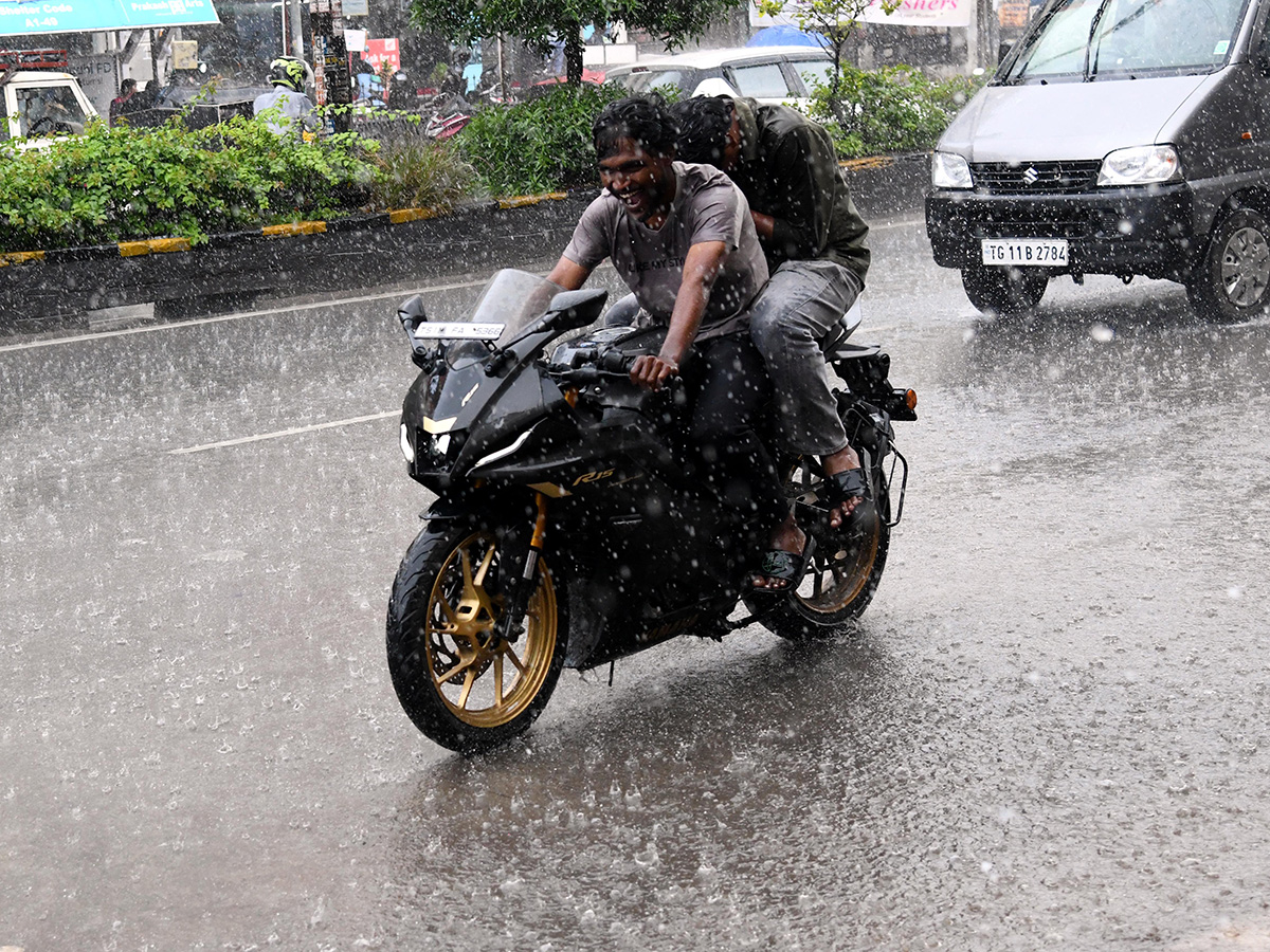 Heavy_20Rain_20Lashes_20Hyderabad_20Photos__20_287_29.jpg 7