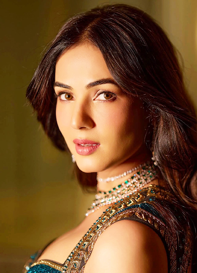 Sonal_20Chauhan_20_2810_29.jpg 10