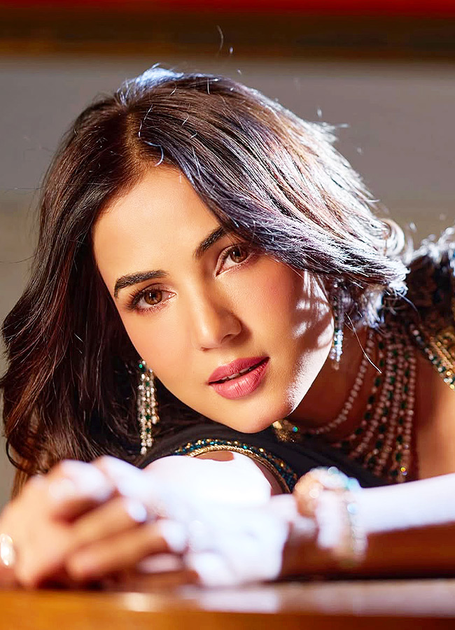 Sonal_20Chauhan_20_2812_29.jpg 12