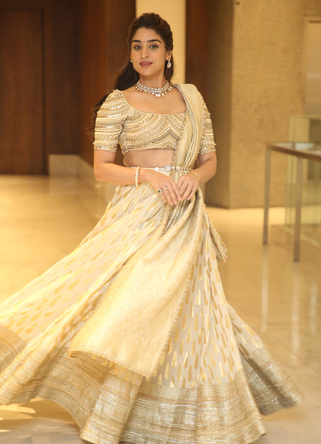 Tollywood_20Actress_20Yukti_20Thareja_20KJQ_20Movie_20Latest_20Photos_20Viral__20_284_29.jpg 4