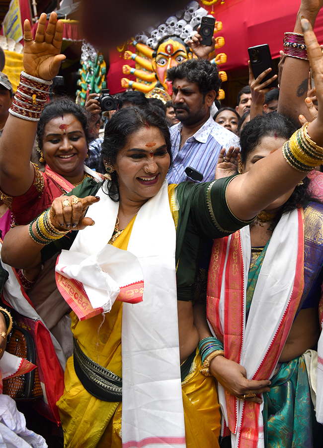 Ujjaini_20Mahankali_20Bonalu_202026_20in_20Secunderabad_20HD_20Photos__20_2821_29.jpg 21