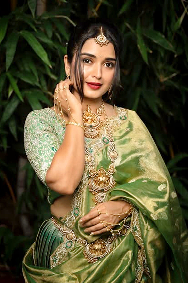 Bigg_20Boss_20Beauty_20Priyanka_20Jain_20Dazzling_20In_20a_20green_20Dress_20Photos_20_281_29.jpg 2