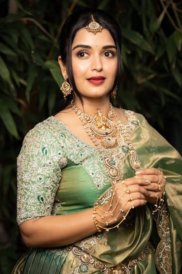 Bigg_20Boss_20Beauty_20Priyanka_20Jain_20Dazzling_20In_20a_20green_20Dress_20Photos_20_289_29.jpg 10