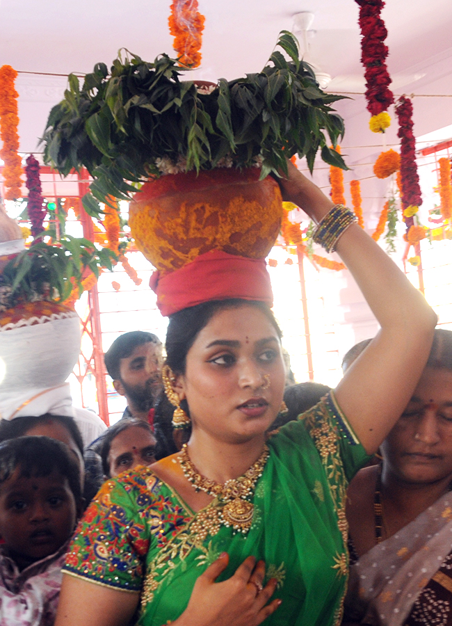 Bonalu_202026_20Celebrations_20Mahbubnagar_20Telangana__20_2818_29.jpg 18