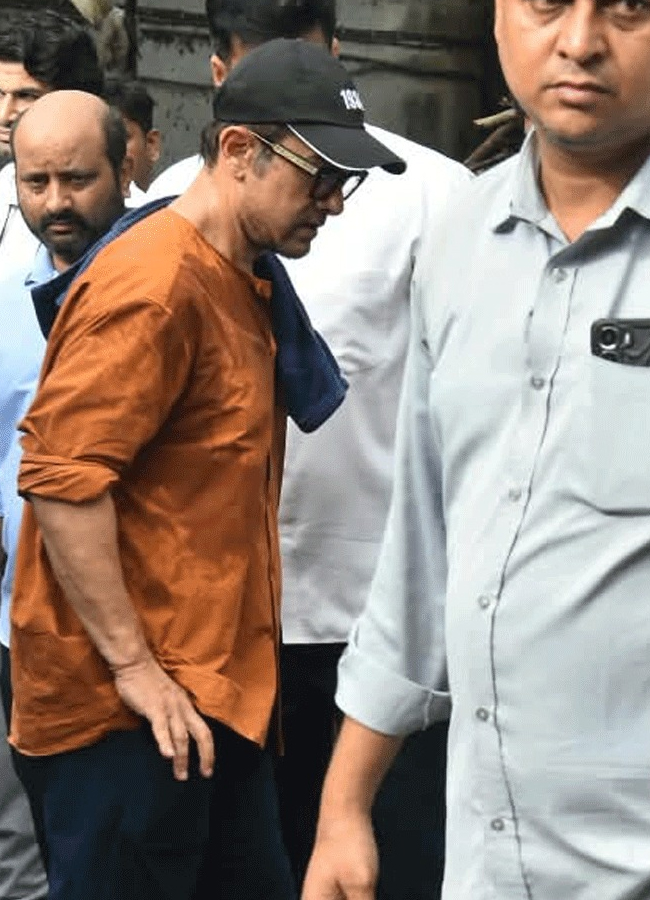 Aamir_20Khan_20and_20Ashutosh_20Govariker_20attend_20Pradeep_20Singh_20Rawat_20final_20rites_20in_20Mumbai_10.jpg 10