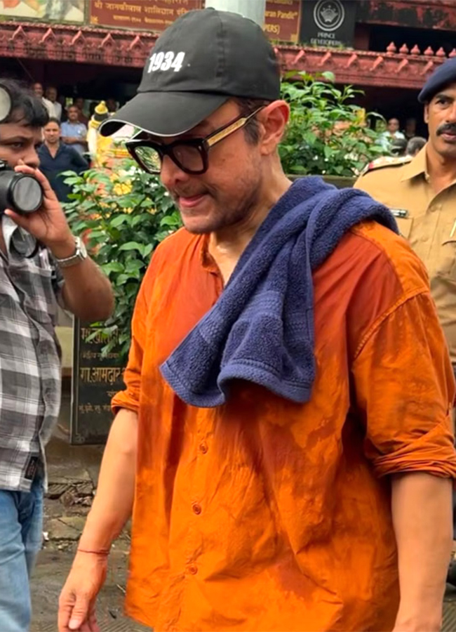 Aamir_20Khan_20and_20Ashutosh_20Govariker_20attend_20Pradeep_20Singh_20Rawat_20final_20rites_20in_20Mumbai_11.jpg 11
