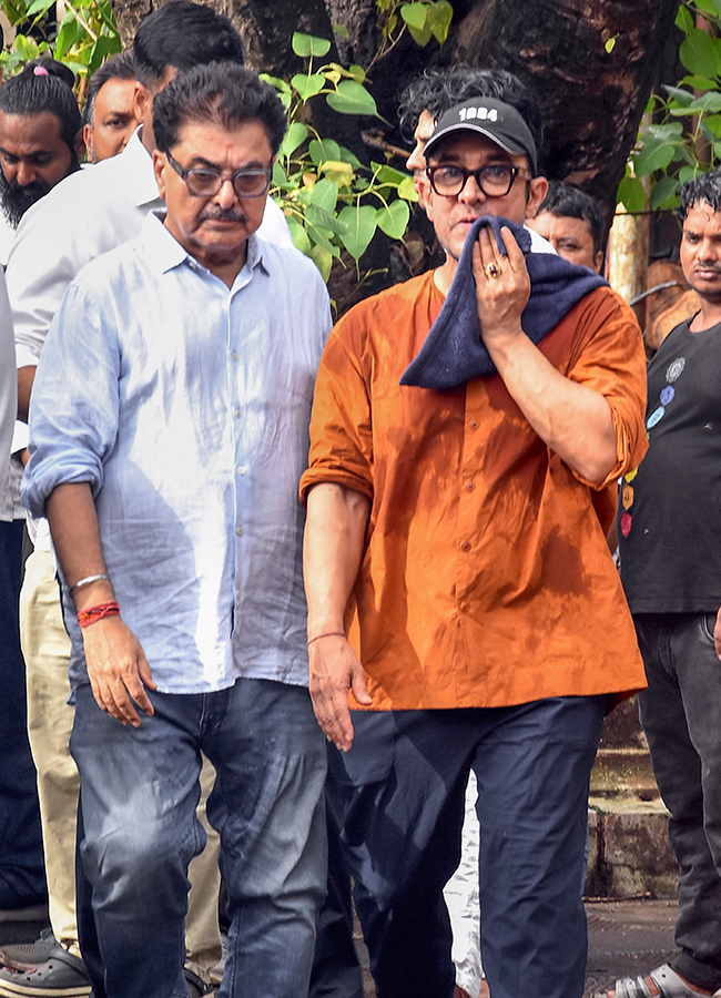 Aamir_20Khan_20and_20Ashutosh_20Govariker_20attend_20Pradeep_20Singh_20Rawat_20final_20rites_20in_20Mumbai_13.jpg 13
