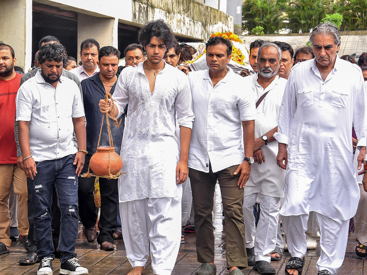 Aamir_20Khan_20and_20Ashutosh_20Govariker_20attend_20Pradeep_20Singh_20Rawat_20final_20rites_20in_20Mumbai_2.jpg 2