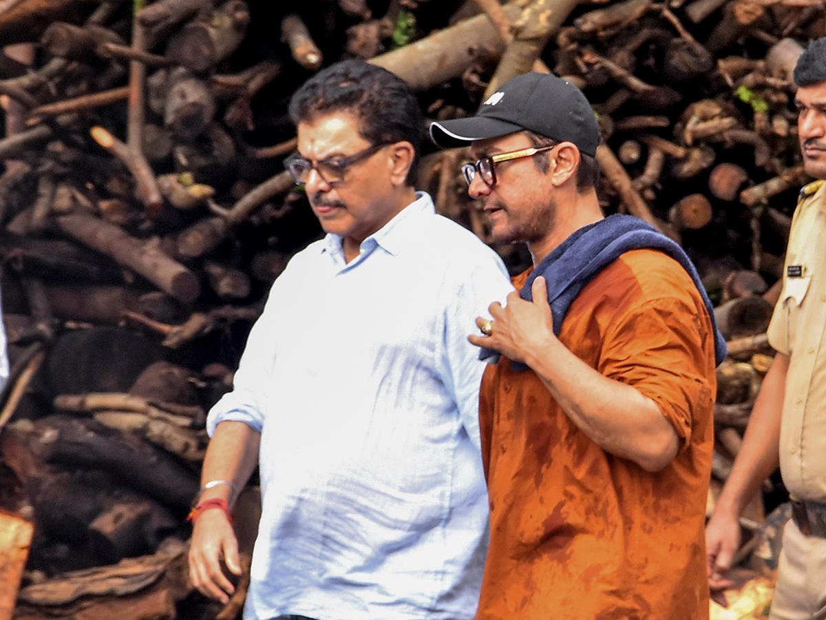 Aamir_20Khan_20and_20Ashutosh_20Govariker_20attend_20Pradeep_20Singh_20Rawat_20final_20rites_20in_20Mumbai_3.jpg 3