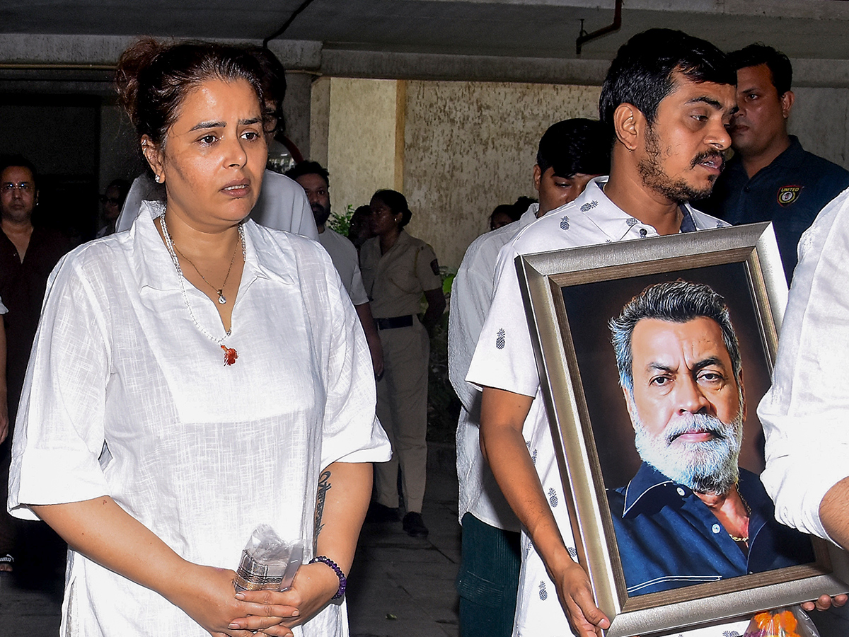Aamir_20Khan_20and_20Ashutosh_20Govariker_20attend_20Pradeep_20Singh_20Rawat_20final_20rites_20in_20Mumbai_4.jpg 4
