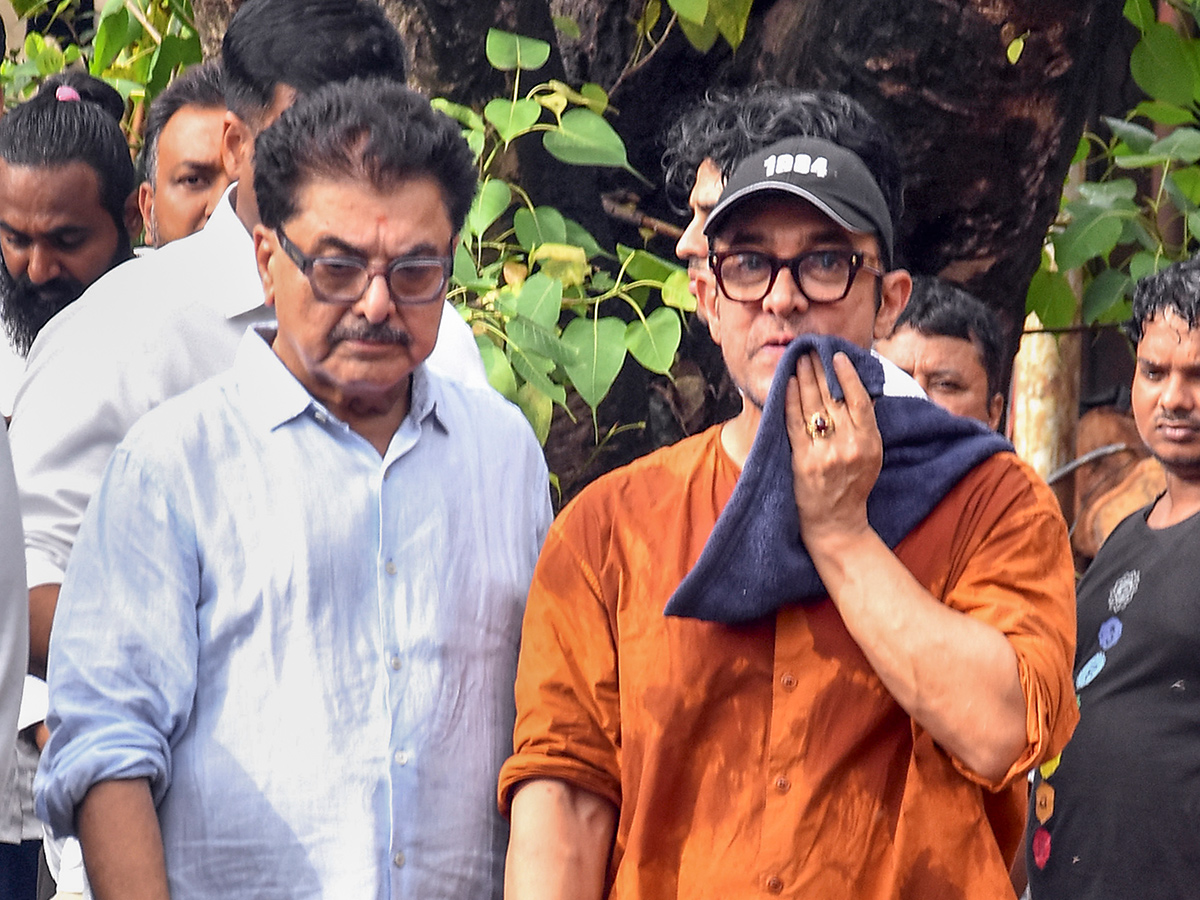 Aamir_20Khan_20and_20Ashutosh_20Govariker_20attend_20Pradeep_20Singh_20Rawat_20final_20rites_20in_20Mumbai_5.jpg 5