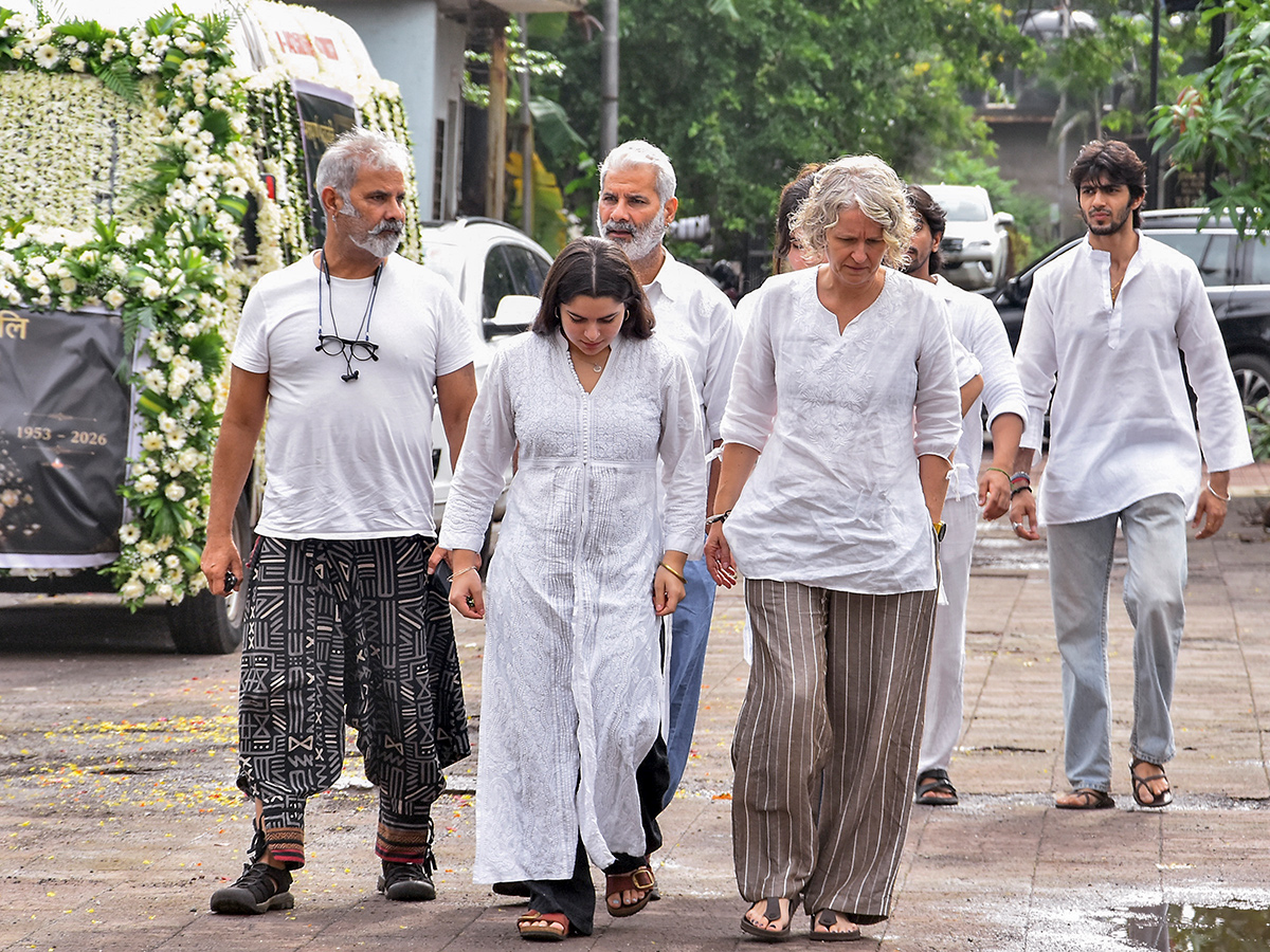 Aamir_20Khan_20and_20Ashutosh_20Govariker_20attend_20Pradeep_20Singh_20Rawat_20final_20rites_20in_20Mumbai_6.jpg 6