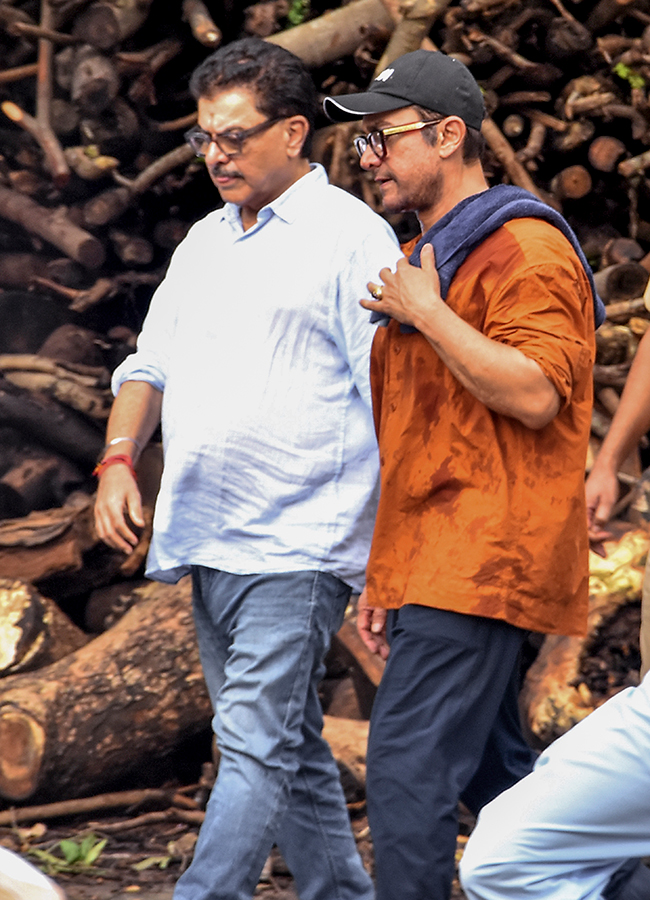 Aamir_20Khan_20and_20Ashutosh_20Govariker_20attend_20Pradeep_20Singh_20Rawat_20final_20rites_20in_20Mumbai_7.jpg 7