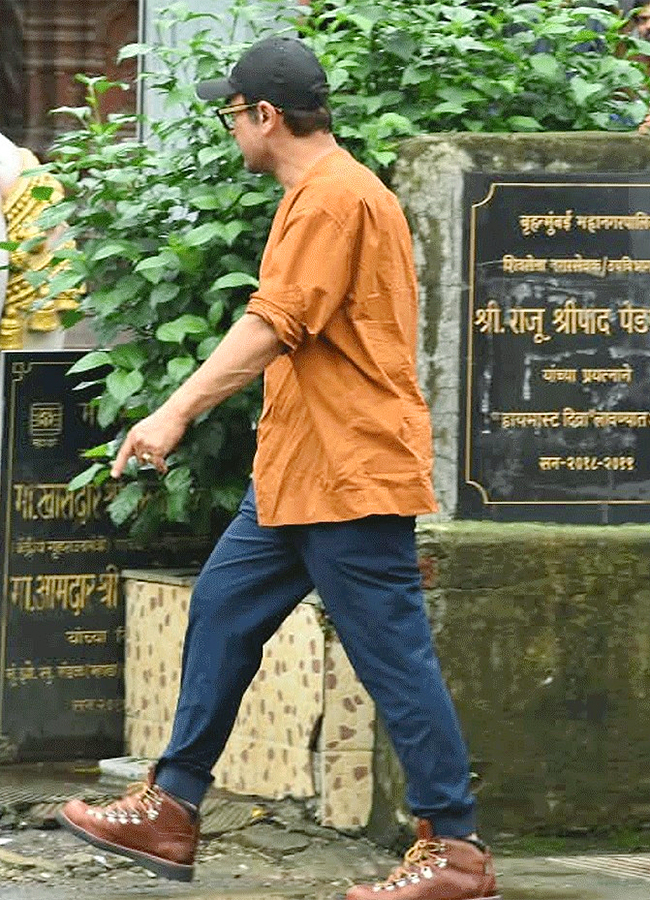 Aamir_20Khan_20and_20Ashutosh_20Govariker_20attend_20Pradeep_20Singh_20Rawat_20final_20rites_20in_20Mumbai_8.jpg 8