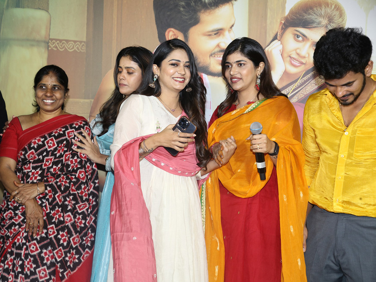 Rithu_20Chowdary_20And_20Demon_20Pavan_20Bangaram_20Song_20launch_20viral_20photos__20_2810_29.jpg 10