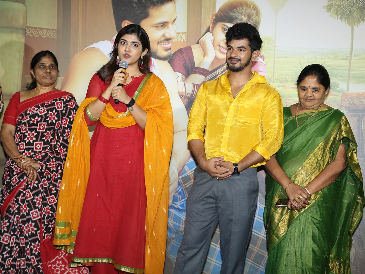 Rithu_20Chowdary_20And_20Demon_20Pavan_20Bangaram_20Song_20launch_20viral_20photos__20_288_29.jpg 8