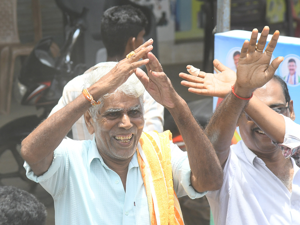 YS_20Jagan_20Mohan_20Reddy_20Visited_20Devarapalli_20in_20East_20Godavari__20_2833_29.jpg 32