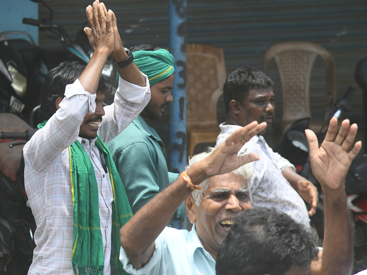 YS_20Jagan_20Mohan_20Reddy_20Visited_20Devarapalli_20in_20East_20Godavari__20_2834_29.jpg 33