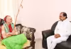 విశాఖ శారదా పీఠాధిపతిని కలిసిన సీఎం కేసీఆర్&zwnj;