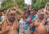 భక్తి పారవశ్యం: చేతుల్లో పాములతో ఆలయానికి.. వీడియో చూస్తే గగుర్పాటే