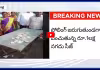 ఓటర్లకు BRS అభ్యర్థి డబ్బులు పంపిణీ