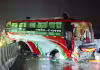 డివైడర్&zwnj;ను ఢీకొని బోల్తాపడిన ప్రైవేట్&zwnj; ట్రావెల్స్&zwnj; బస్సు