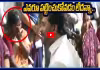 జగన్ ముందు కన్నీరు పెట్టిన బాధిత కుటుంబం