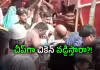 మటన్ వర్సెస్ చికెన్ : కుర్చీలు విరిగాయ్&zwnj;, తలలు పగిలాయ్&zwnj;!