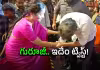శ్రీనిధి శెట్టి పాదాలకు నమస్కరించిన త్రివిక్రమ్&zwnj;.. అసలేం జరిగింది?