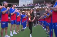 IPL 2024: RCB Team Giving Guard Of Honour To Women Team At Chinnaswamy Stadium - Sakshi