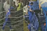 Hardik Pandya Sits Alone In Dug Out As MI Players Leave Playing Area After Heavy Defeat To RR - Sakshi