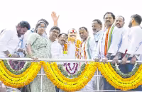 బ్రాహ్మణ వెల్లెంలలో వైఎస్&zwnj; రాజశేఖరరెడ్డి విగ్రహానికి పూలమాల వేసి నివాళులర్పిస్తున్న  రాజగోపాల్&zwnj;రెడ్డి